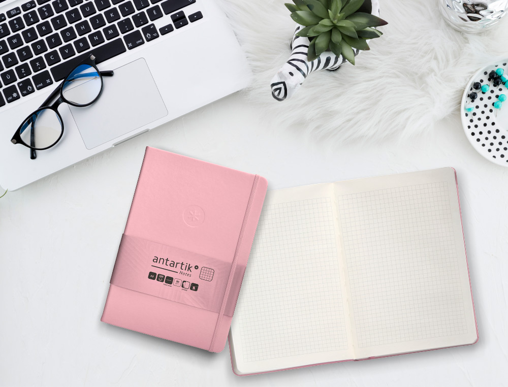 CUADERNO CON GOMILLA ANTARTIK NOTES TAPA DURA A5 HOJAS CUADRICULA ROSA PASTEL 100 HOJAS 80 GR FSC